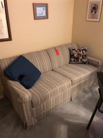 La-Z-Boy Signature II Sleep Sofa/Couch	Dimensions: (HxWxD in)	31x68x35in