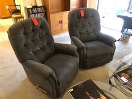 La-Z-Boy Recliner 2 available Dimensions: (HxWxD in)	40x34x32in
