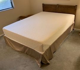 Queen Tempurpedic mattress w/ Base & Frame 38.5x60x83in