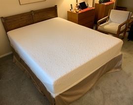 Queen Tempurpedic mattress w/ Base & Frame 38.5x60x83in