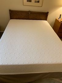 Queen Tempurpedic mattress w/ Base & Frame 38.5x60x83in