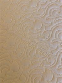 Queen Tempurpedic mattress w/ Base & Frame 38.5x60x83in