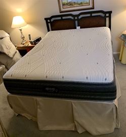 Queen Bed Simmons Beautyrest BLACK Hybrid Mattress/Box spring Frame/Headboard 43.5x62x81in