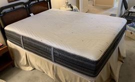 Queen Bed Simmons Beautyrest BLACK Hybrid Mattress/Box spring Frame/Headboard 43.5x62x81in