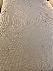 Queen Bed Simmons Beautyrest BLACK Hybrid Mattress/Box spring Frame/Headboard 43.5x62x81in