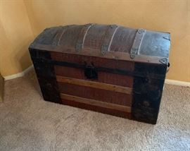 Antique Dome Top Alligator Print Trunk	23x34x18in	HxWxD