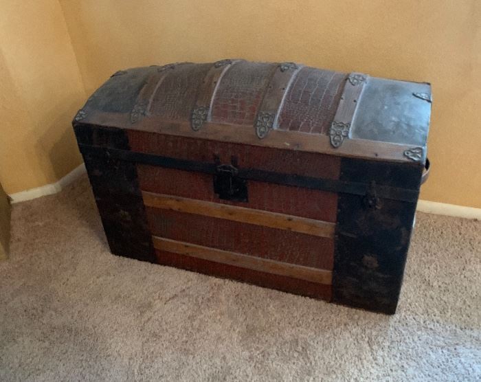 Antique Dome Top Alligator Print Trunk 23x34x18in HxWxD