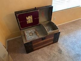 Antique Dome Top Alligator Print Trunk	23x34x18in	HxWxD