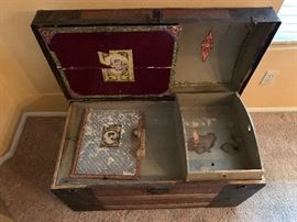 Antique Dome Top Alligator Print Trunk	23x34x18in	HxWxD