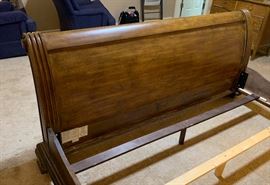 King Leather/Wood Sleigh Bed (No Mattress)	67x81x108in	HxWxD