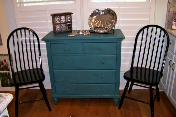 Cute chest, pr. Windsor style chairs