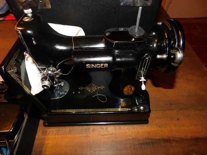 Nice Clean Working Singer Featherweight Sewing Machine with Accessories and Case