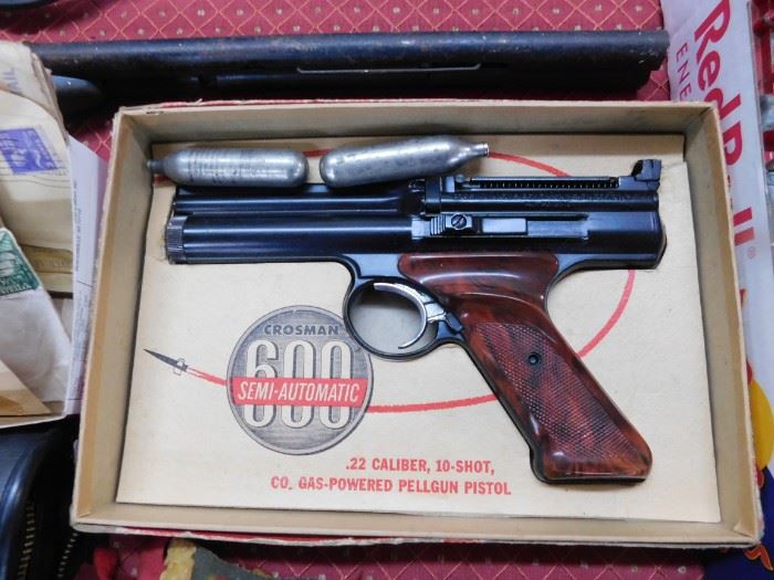 Crosman 600 Pellet Pistol in Box