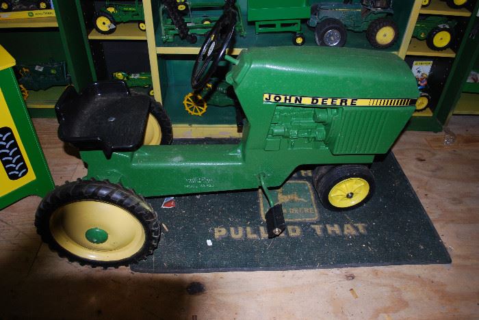 Like New Vintage John Deere Model 520 Pedal Tractor