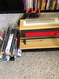 Binding machine with combs