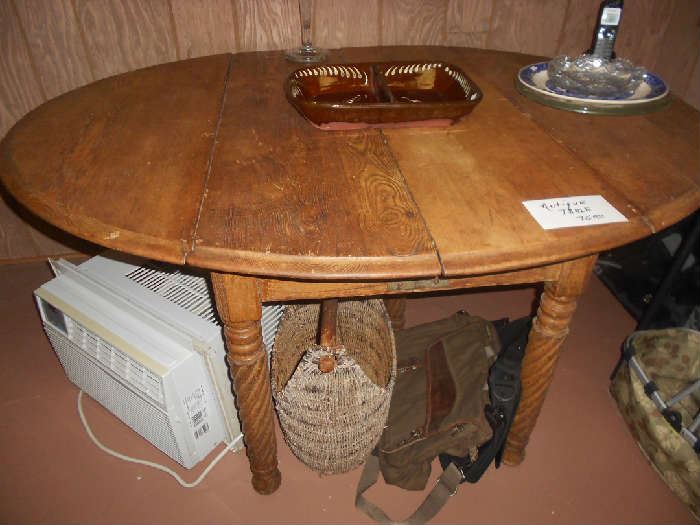  ANTIQUE OVAL TABLE WITH BARLEY TWIST LEGS 