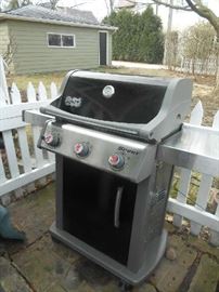 WEBER GRILL 3 YEARS OLD LIKE NEW