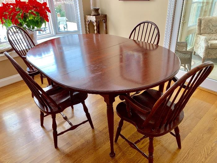 Hand made Cherry table with 2 leaves (without leaves, the table is round) and 4 vintage hand made windsor chairs (Tom Seely)