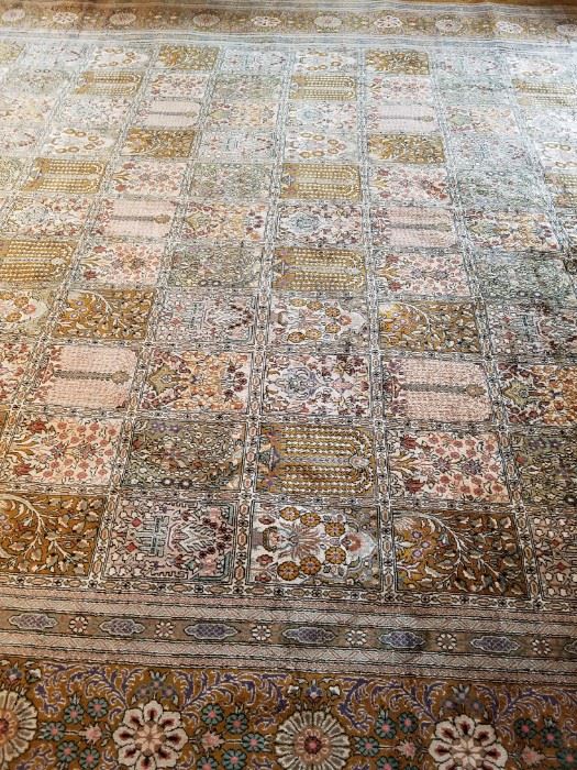 Beautiful oriental  silk 14' x 10' rug excellent condition