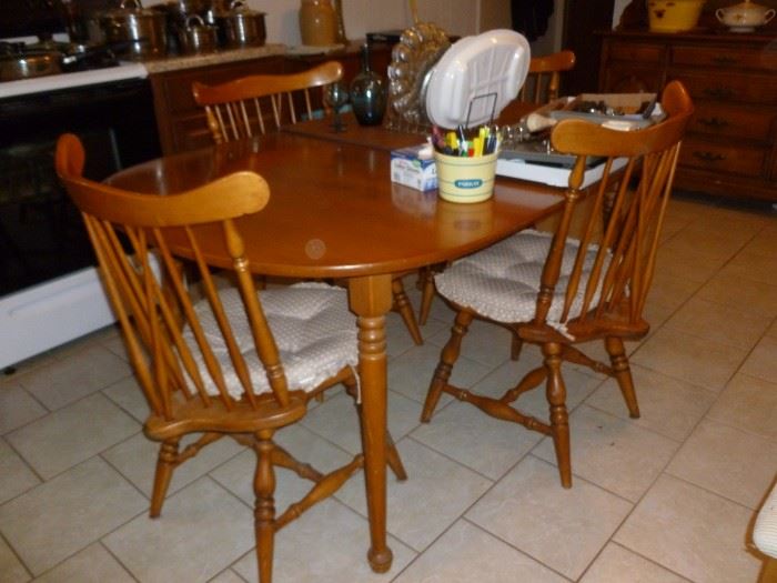 Maple Table w/4 chairs & leaves