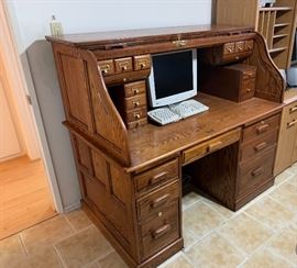 Winners Only Oak 57in Roll Top Desk was over 2k new	52x57x33in	