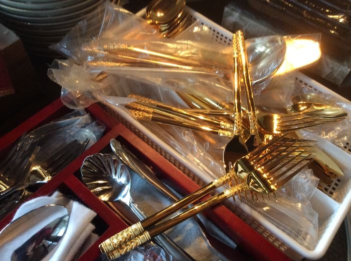 Gold plated stainless steel flatware set