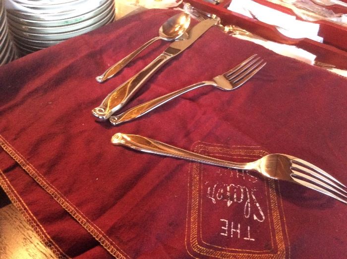 Flatware set