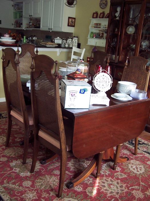 Drop Leaf Table with 4 leaves