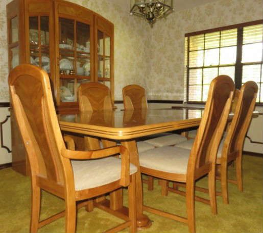 Oak Dining Room Table Set with 2 Leaves & Matching Lighted China Hutch