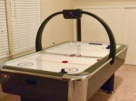Tournament Choice Air Hockey table. Thomas will play the buyer of this table. We have had fun with this !