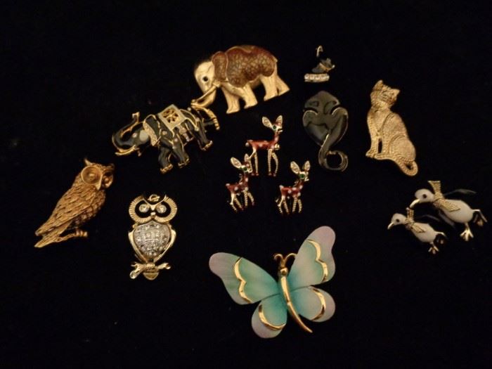 Collection of animal pins / brooches 
