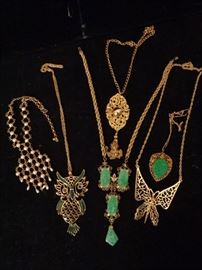 Collection vintage costume jewelry necklaces