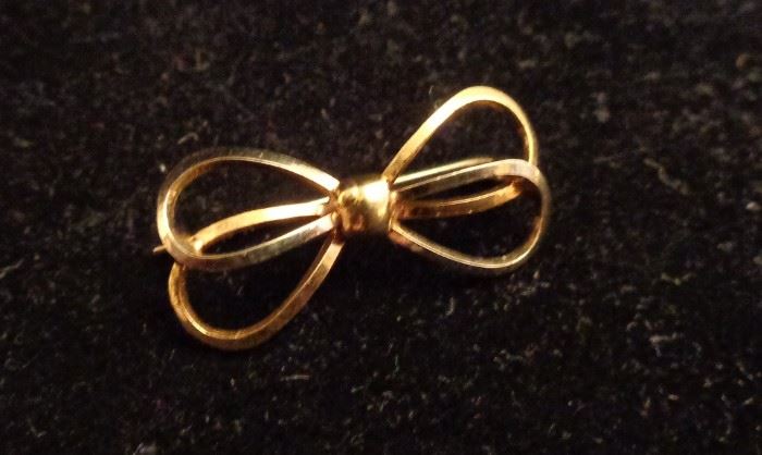 Italian 18k gold bow pin  / brooch