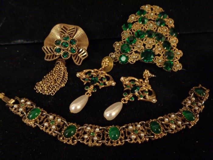 Collection vintage emerald rhinestone jewelry