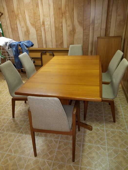 Skovmand Andersen Danish Modern Teak dining table, 6 chairs