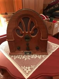 Antique looking Radio - works great