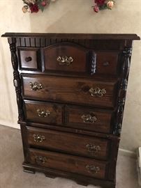 Upright chest of drawers 