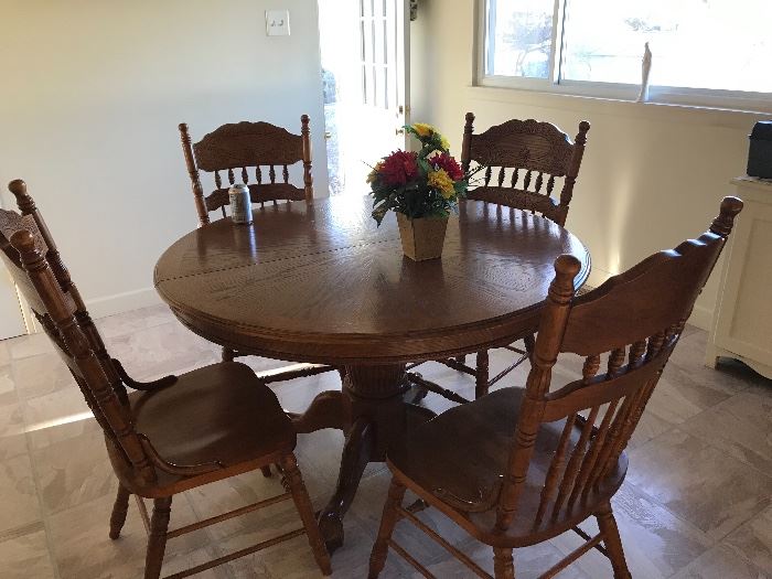 Oak kitchen table & chair set (has a center leaf)