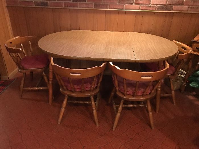 Oval dining/kitchen table with chairs