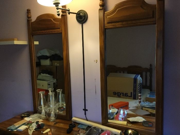 Mirror to dresser