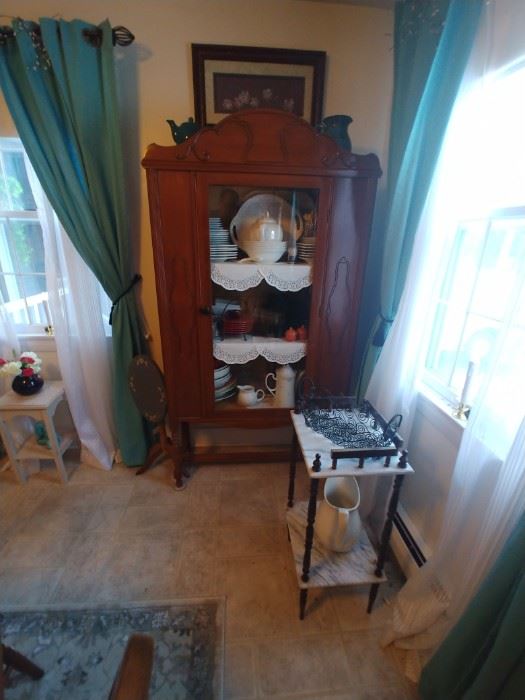 China cabinet sold
Marble and mahogany two tier stand $25
