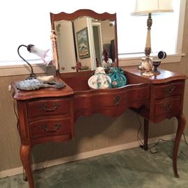 Large vintage vanity with mirrored center lift tol