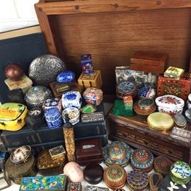 Trinket, pill, and snuff boxes