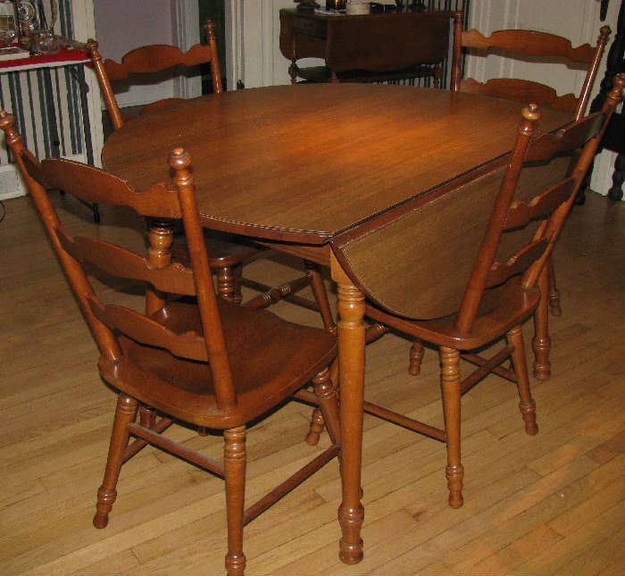 Dining table/4 leaves/5 chairs