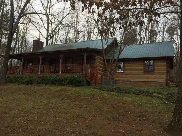 Gorgeous log cabin in the woods