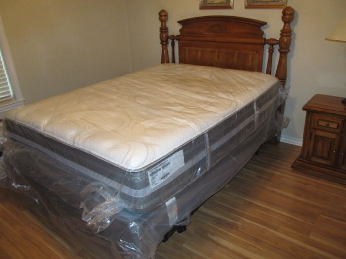 Broyhill queen bed; mattress set like-new