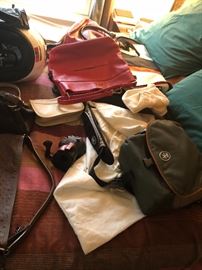 Handbags, more to move i=outvehrn ifdv