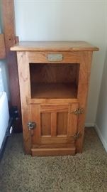 Nice oak side table/cabinet.