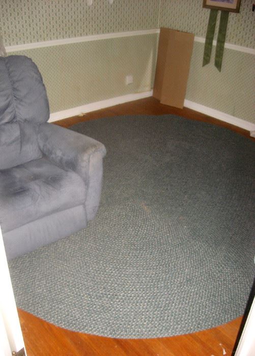 Oval braided floor rug