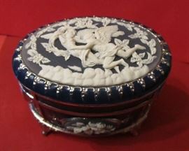 Wedgwood style small musical dresser box